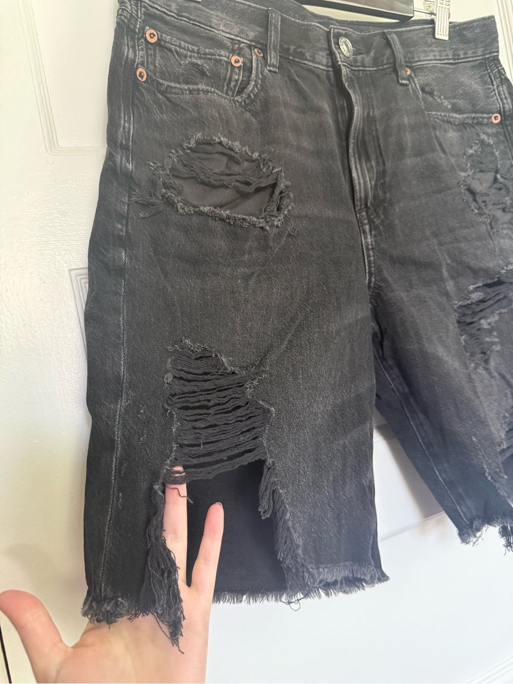 American Eagle Outfitters 90’s Boyfriend Black Distressed Denim Jean Shorts Sz 8 - Picture 6 of 15